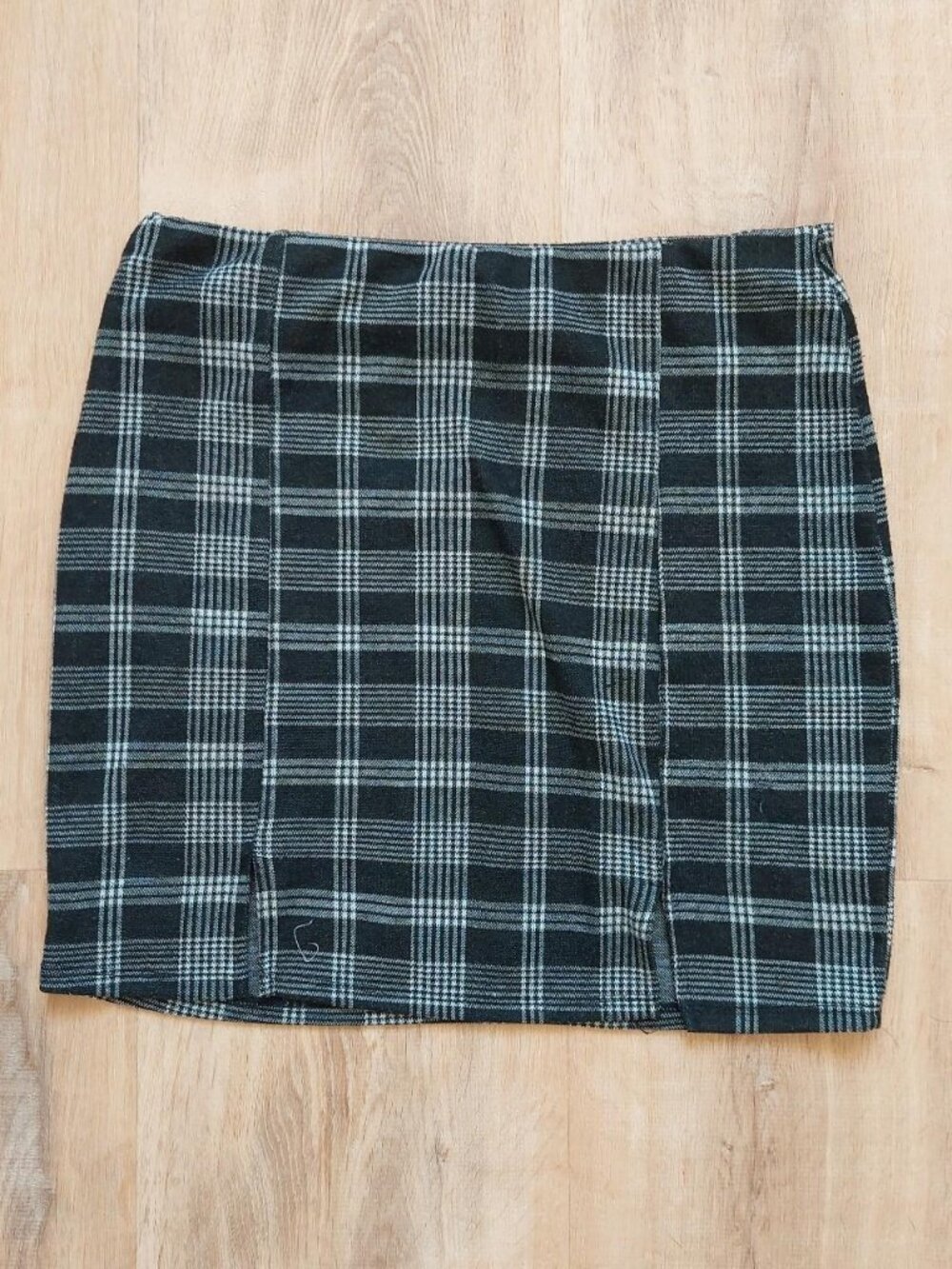 Black & white plaid mini skirt with a zipper and button closure #preppy #minimal
